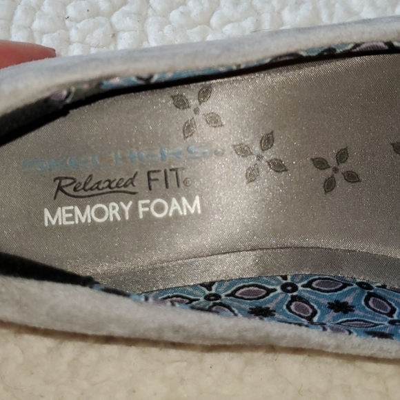 Skechers Sz. 8.5 Hand Tooled Soft Grey Leather Slipons - Picture 8 of 11